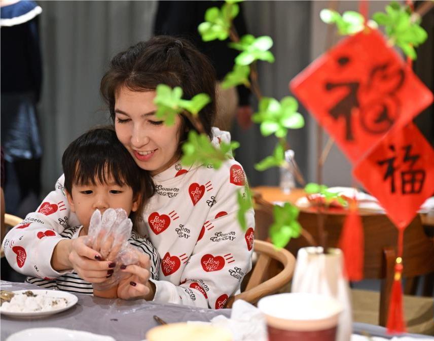 外国友人乐享中国元宵节
