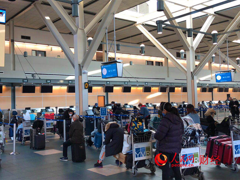 加拿大温哥华当地时间4月12日7:34，距离航班起飞还有将近7个小时，机场已经有不少旅客在排队了，大多数旅客是留学生以及少数的陪读家长。当天整个温哥华国际机场也只有一班回国的国际航班。