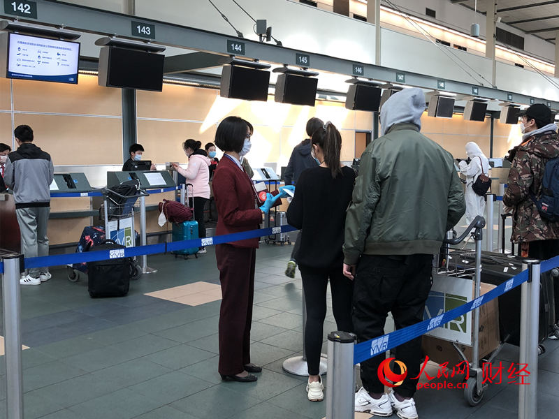 国航工作人员严格核对防疫健康码及乘客信息，合格后还需要扫码下载健康申明卡办理入境手续，最后在值机柜台办理托运和值机。王雪看到，有些旅客因为防疫健康码由他人代填等问题，暂缓办理登机，所以提醒近期回国的朋友一定认真对待防疫健康码填写，要及时准确不中断。