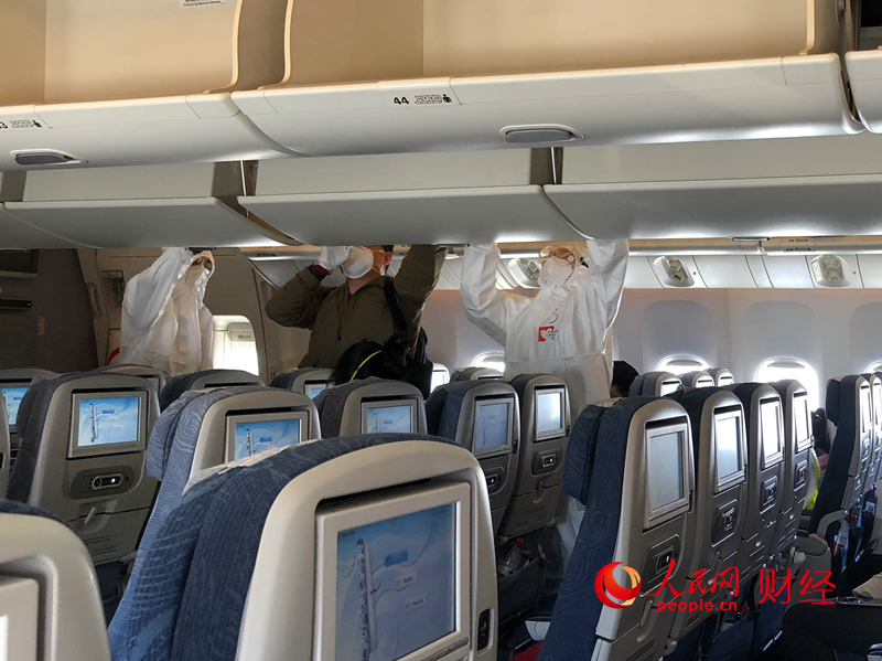 旅客们体温正常，出示登机牌和护照后就可以登机了。看到空乘们都穿着防护服，捂着严严实实还要一边工作一边为大家服务，令人肃然起敬。