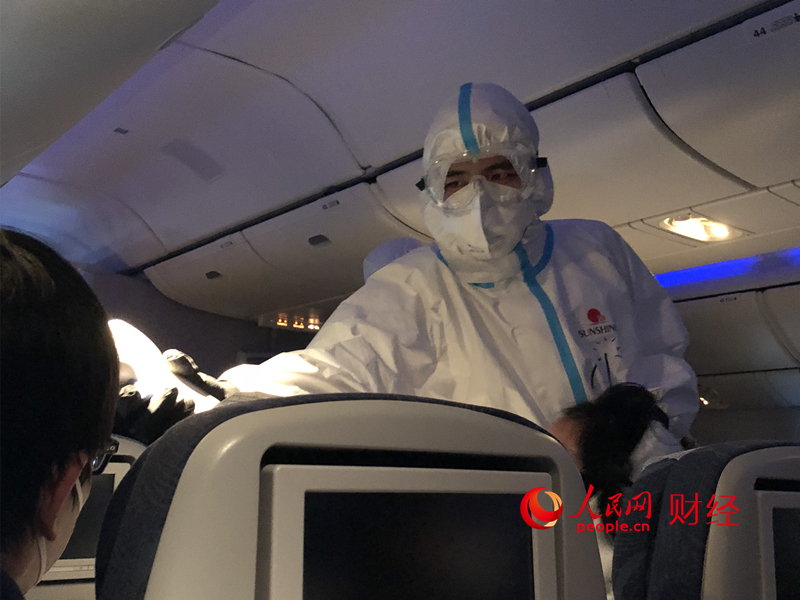 起飞后每隔三小时测量一次体温，距离目的地还有3小时左右，空乘人员引导大家填写出入境健康申明卡，进入海关时需要上交。